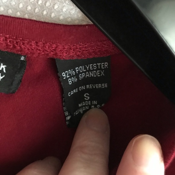  5 for $25 Red Sleeveless Shell Top Small - Picture 3 of 5